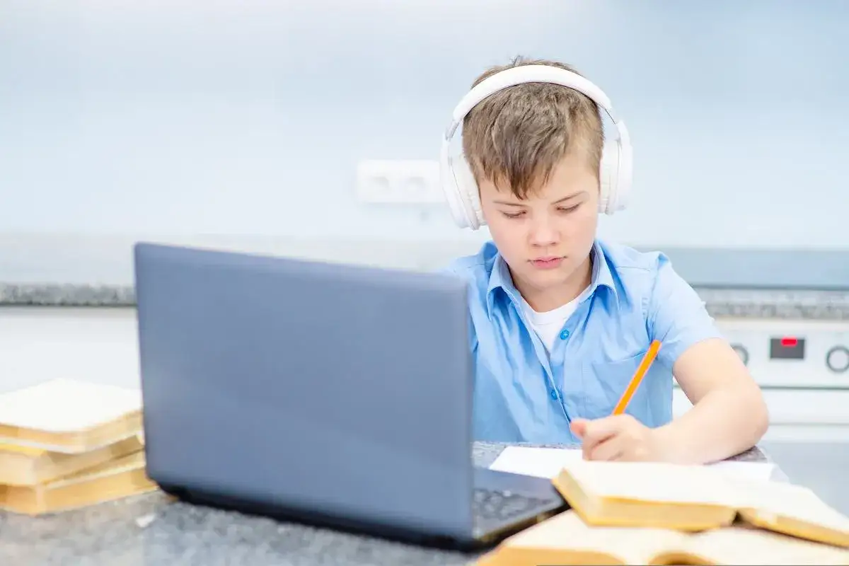 Uczeń z laptopem w chmurze edukacyjnej