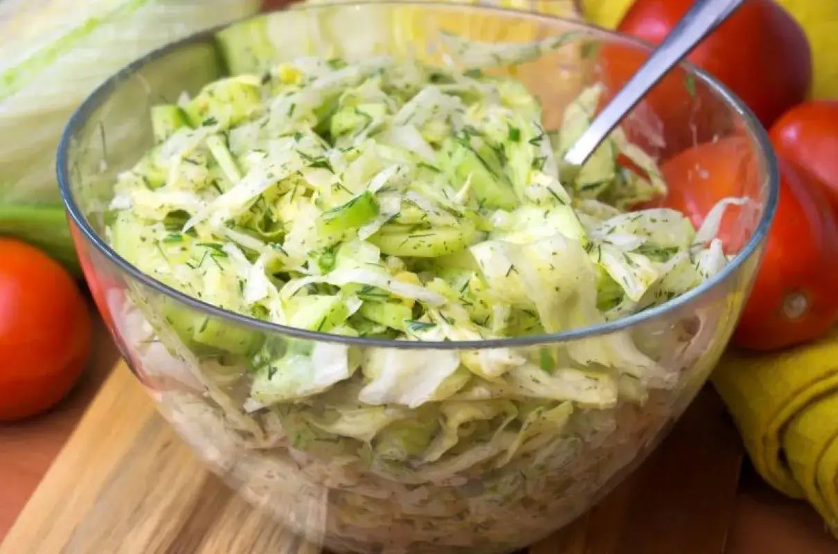Pyszna surówka z sałaty lodowej, ogórka i koperku. Idealna na lato, prosta do zrobienia.
