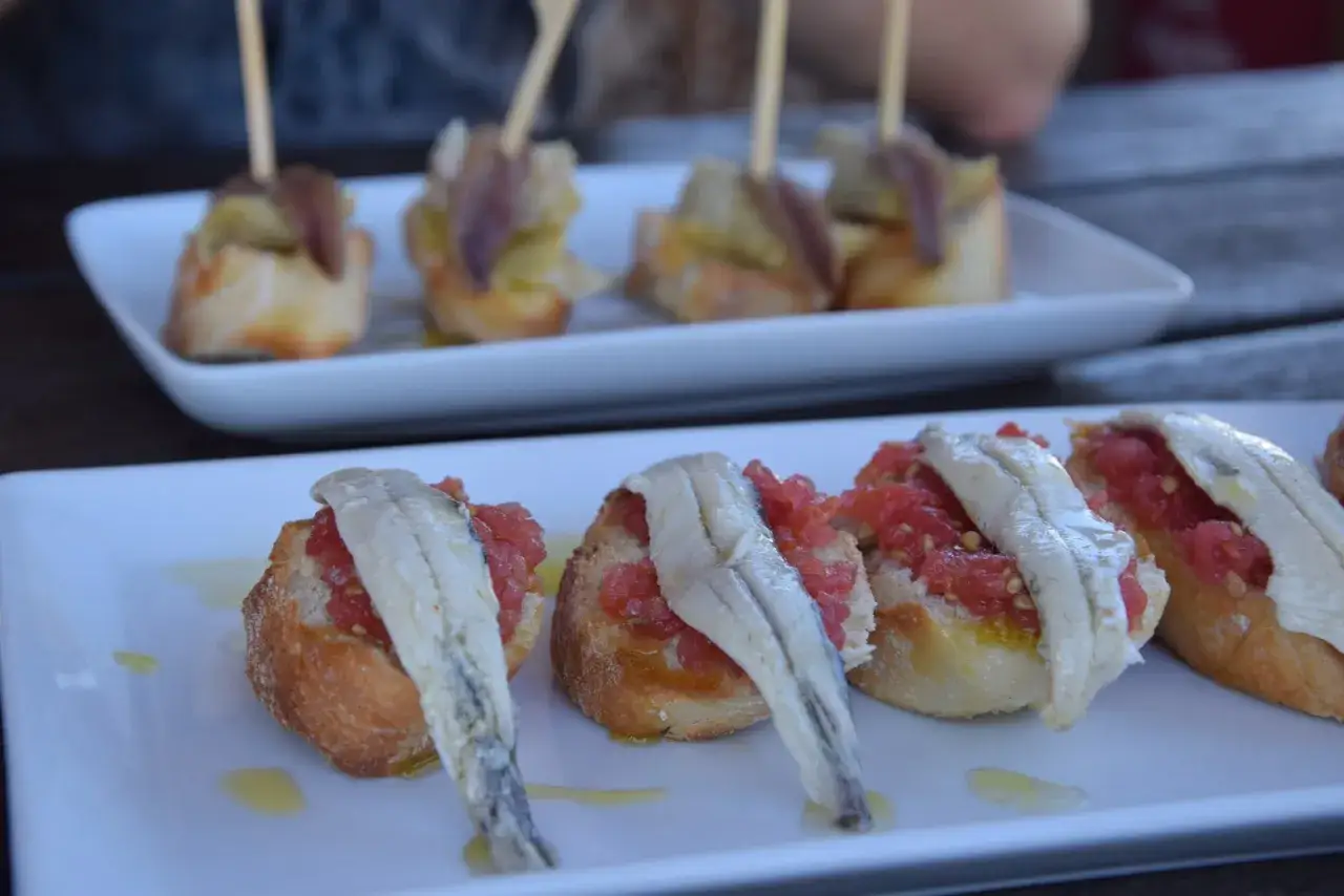 Pyszne tapas z sardelami i pomidorami na bagietce. Idealne, by dowiedzieć się, co zjeść w Barcelonie.