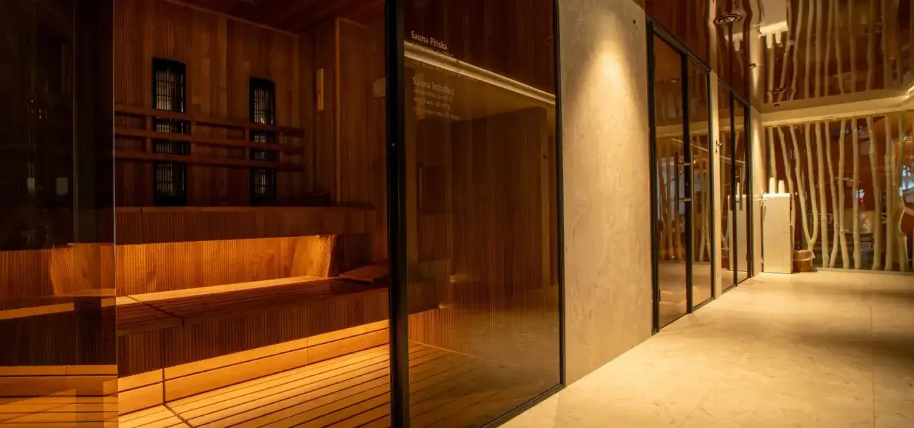 Drewniana sauna fińska i infrared w nowoczesnym spa hotel Polska. Relaks w otoczeniu natury i luksusu.