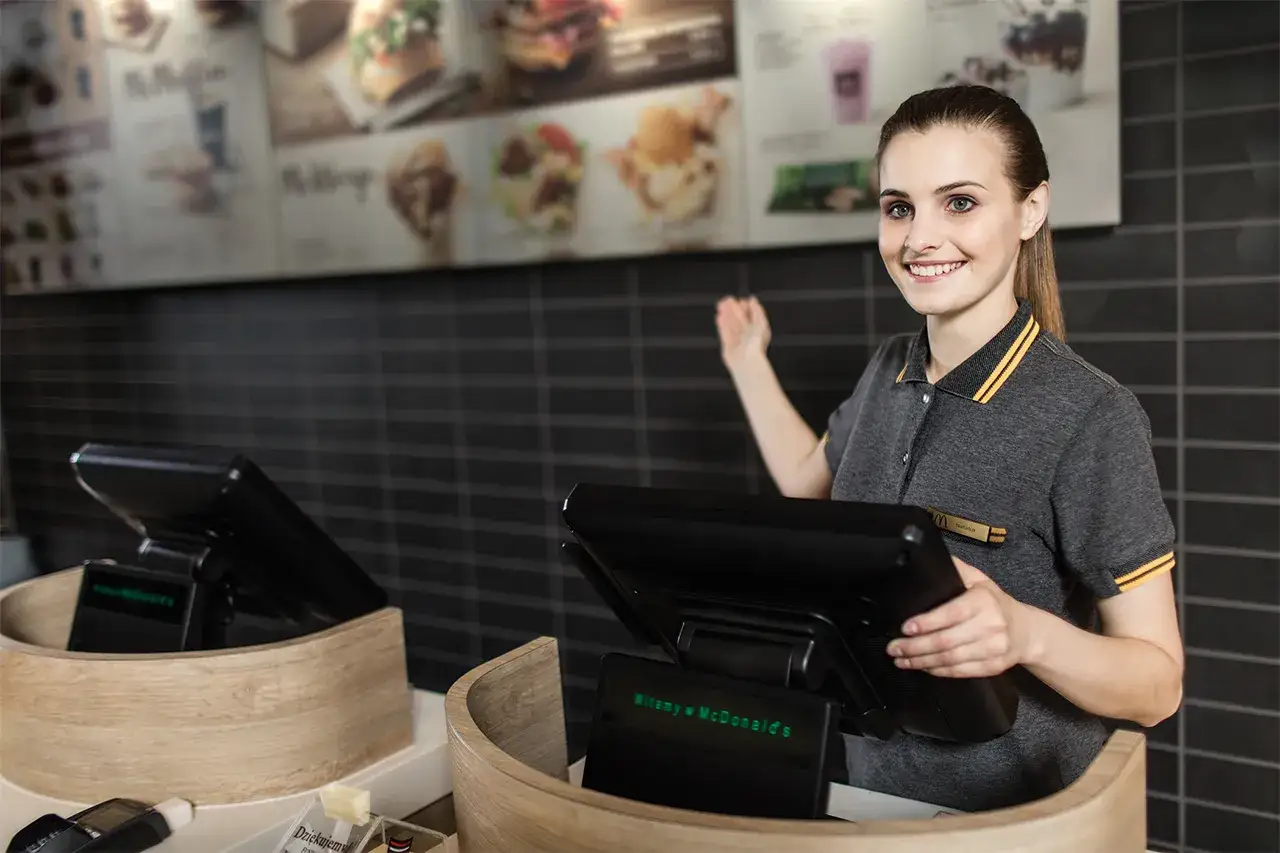 pracownik McDonald's w trakcie pracy
