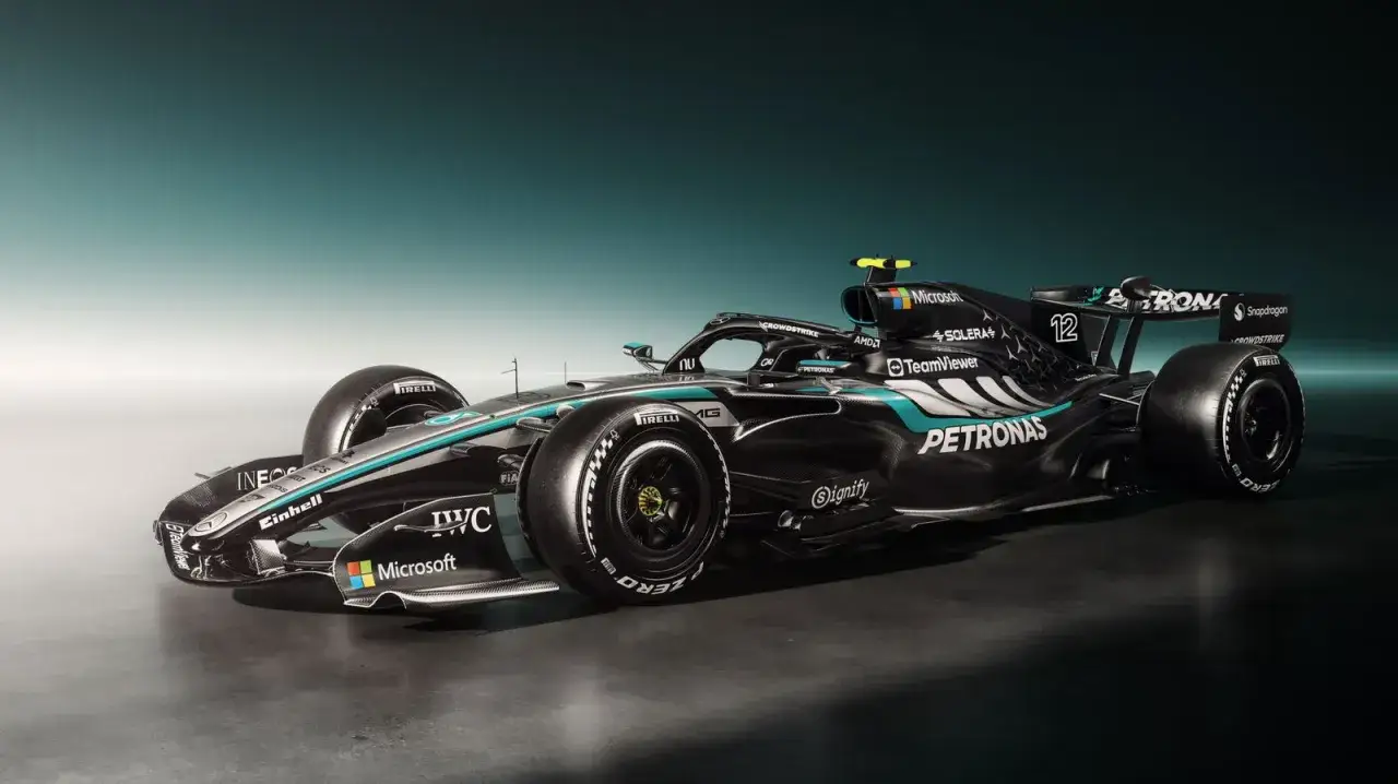 Nowoczesny bolid Mercedes-AMG Petronas F1 Team w czarno-turkusowych barwach, gotowy do wyścig&oacute;w.