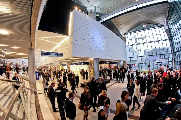 Hol gł&oacute;wny dworca PKP Katowice