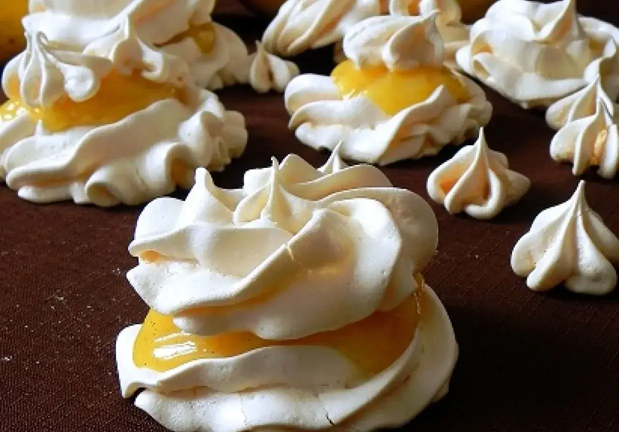 Bezy przekładane kremem