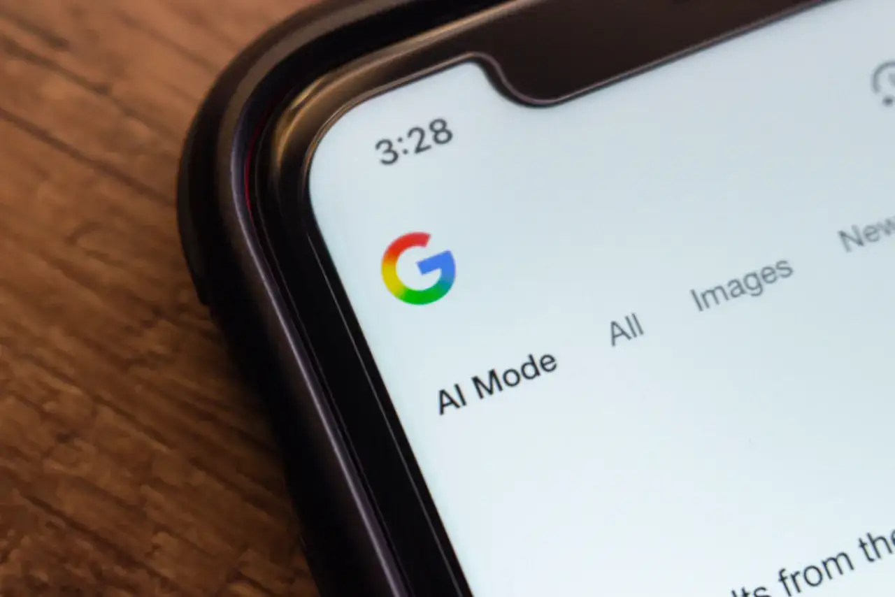 Ekran telefonu z logo Google i tekstem 