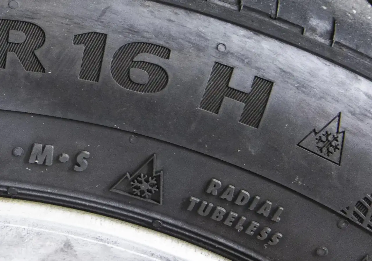 Opony wielosezonowe poznasz po oznaczeniu M+S i symbolu płatka śniegu. Informacje o rozmiarze R16 i typie Radial Tubeless.