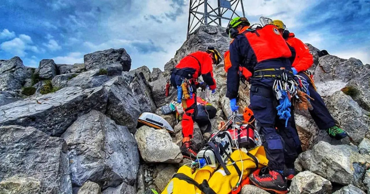 Ratownicy TOPR na Giewoncie przygotowują się do akcji. G&oacute;ra ta pochłonęła wiele ofiar, a jej trudny teren wymaga profesjonalizmu.