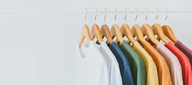 r&oacute;żnokolorowe T-shirty wiszące na wieszakach