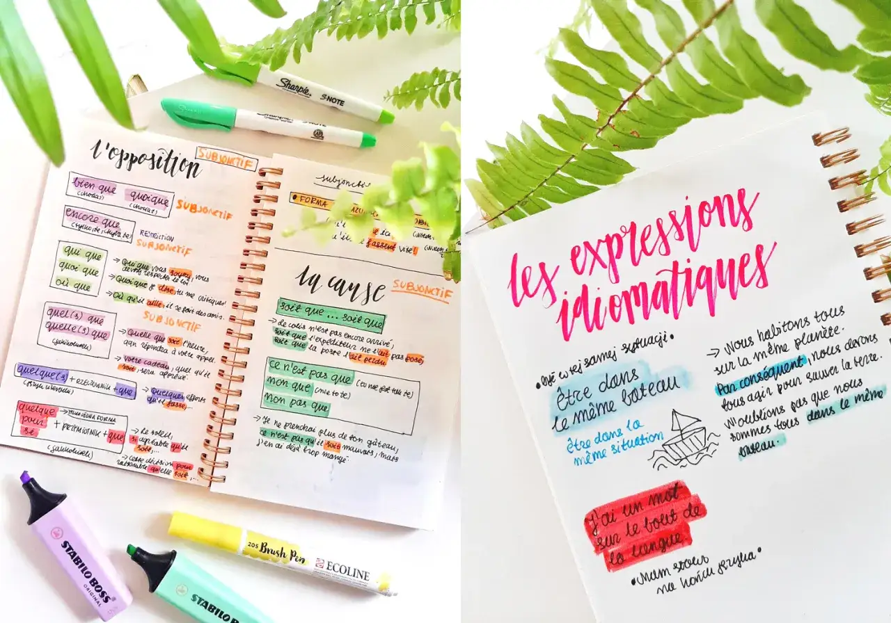 Zeszyt lektur z kolorowymi notatkami i markerami. Pokazuje, jak powinien wyglądać zeszyt lektur, z podziałem na sekcje i przykładami.