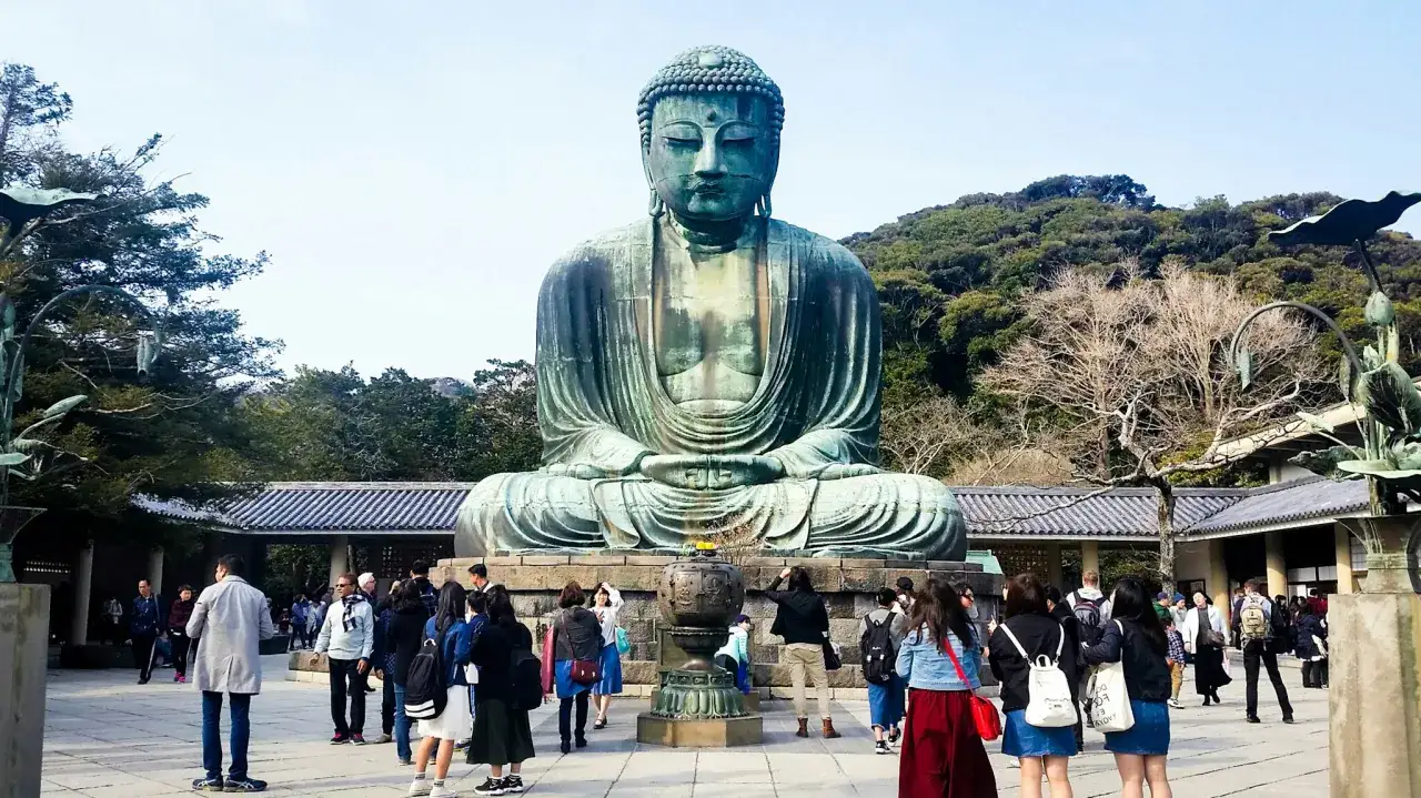 Wielki Budda w Kamakura. Symbol spokoju, a nie swastyka w Japonii.