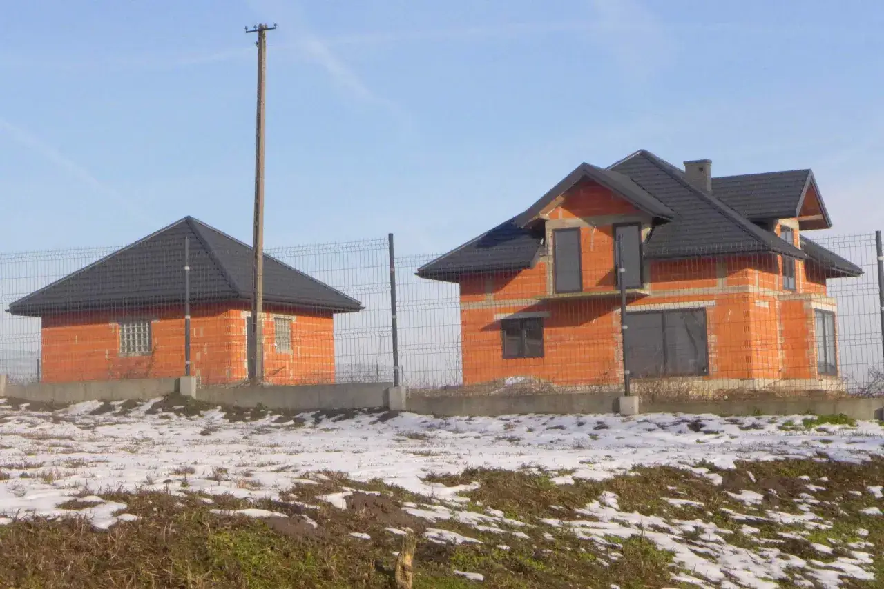 Zdjęcie Czy gruntować elewację przed zimą? Kluczowe kroki i porady