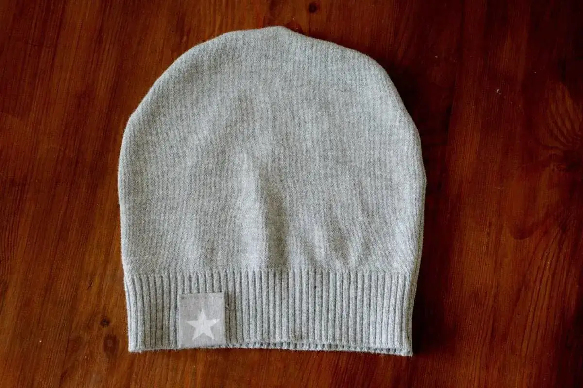 narzędzia do szycia czapki ze swetra