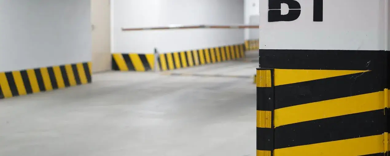 Posadzka przemysłowa w nowoczesnym domu lub garażu