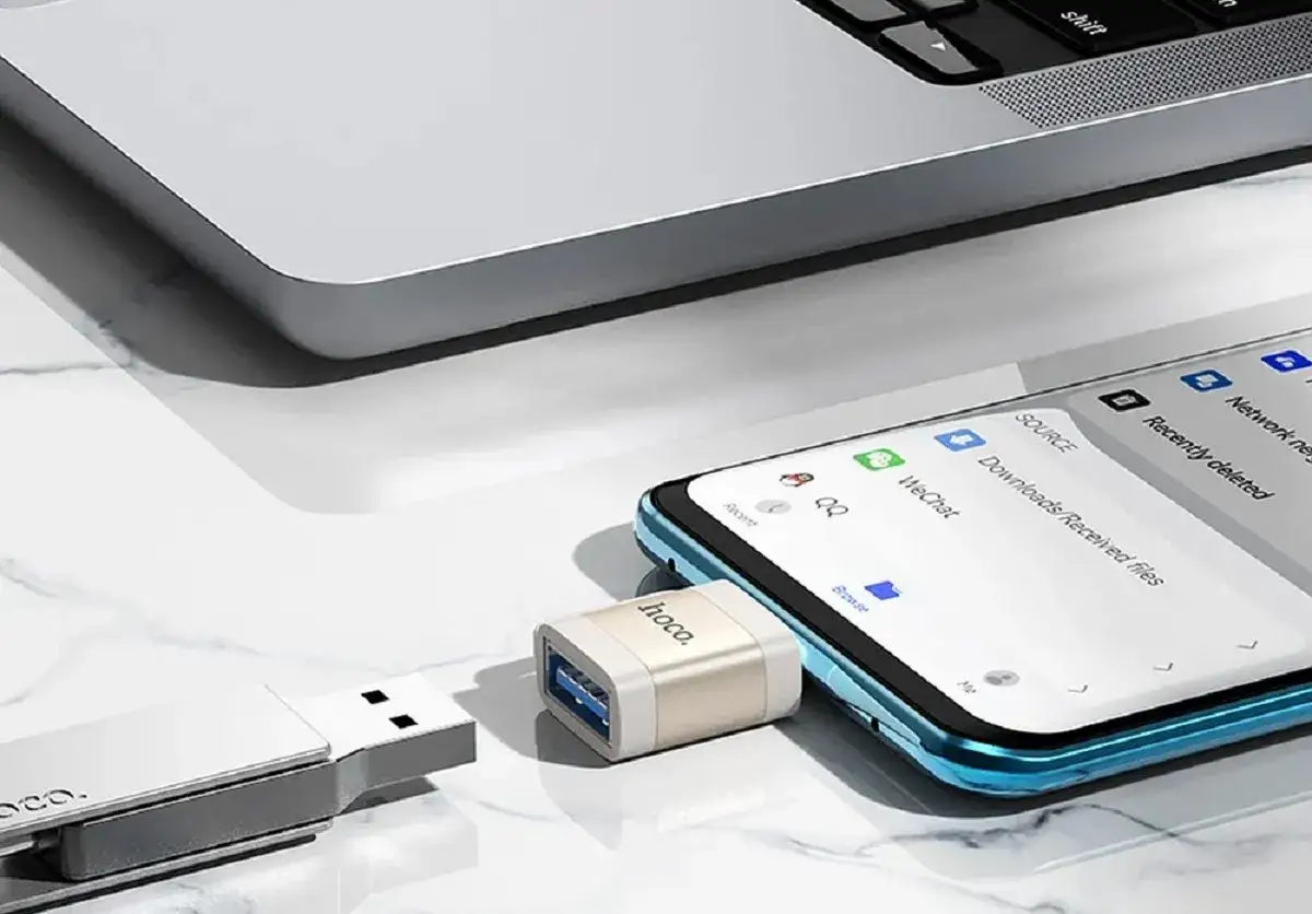 Telefon z podłączonym pendrive przez OTG