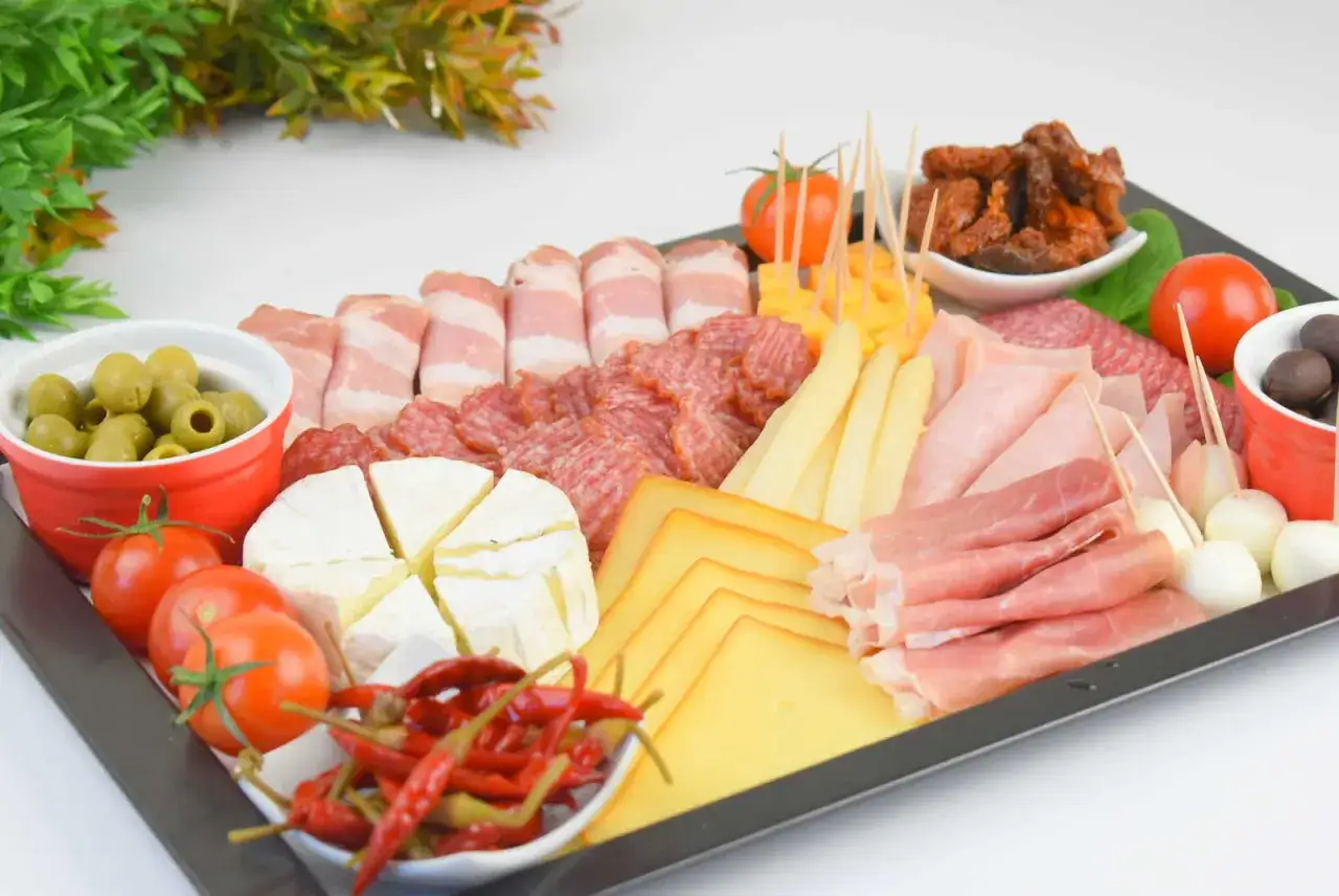 Deska ser&oacute;w i wędlin na przyjęcie