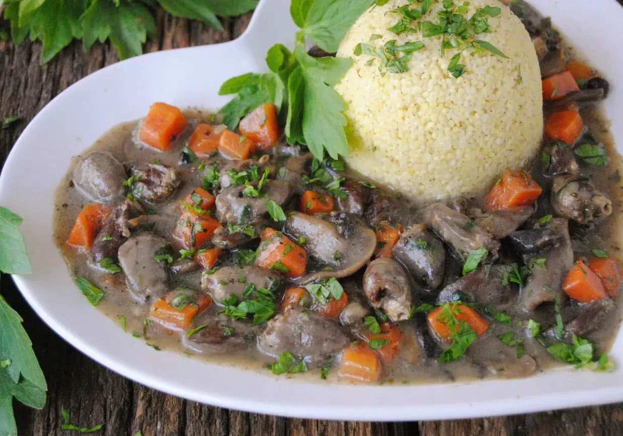 Serca drobiowe w sosie z marchewką i pieczarkami, podane z kaszą. Pyszny sposób, jak przyrządzić serca drobiowe.