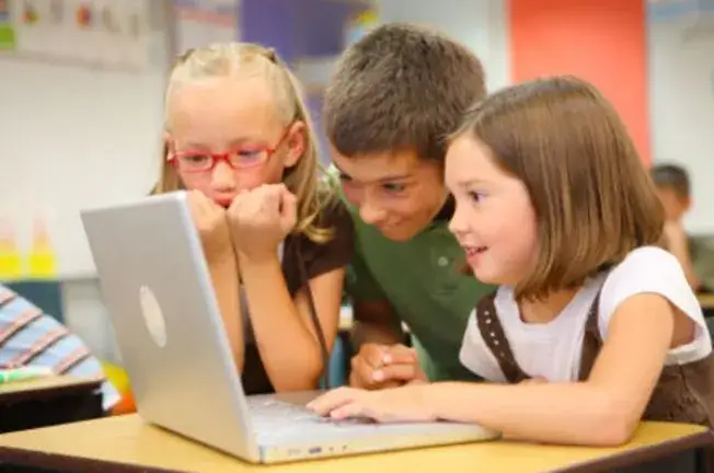 dziecko 4 klasa laptop nauka