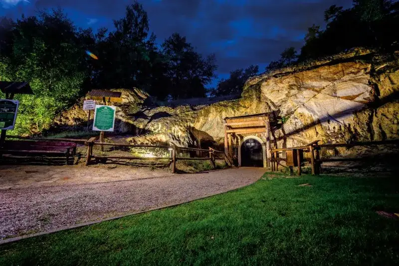 Groty Nag&oacute;rzyckie podziemna trasa turystyczna