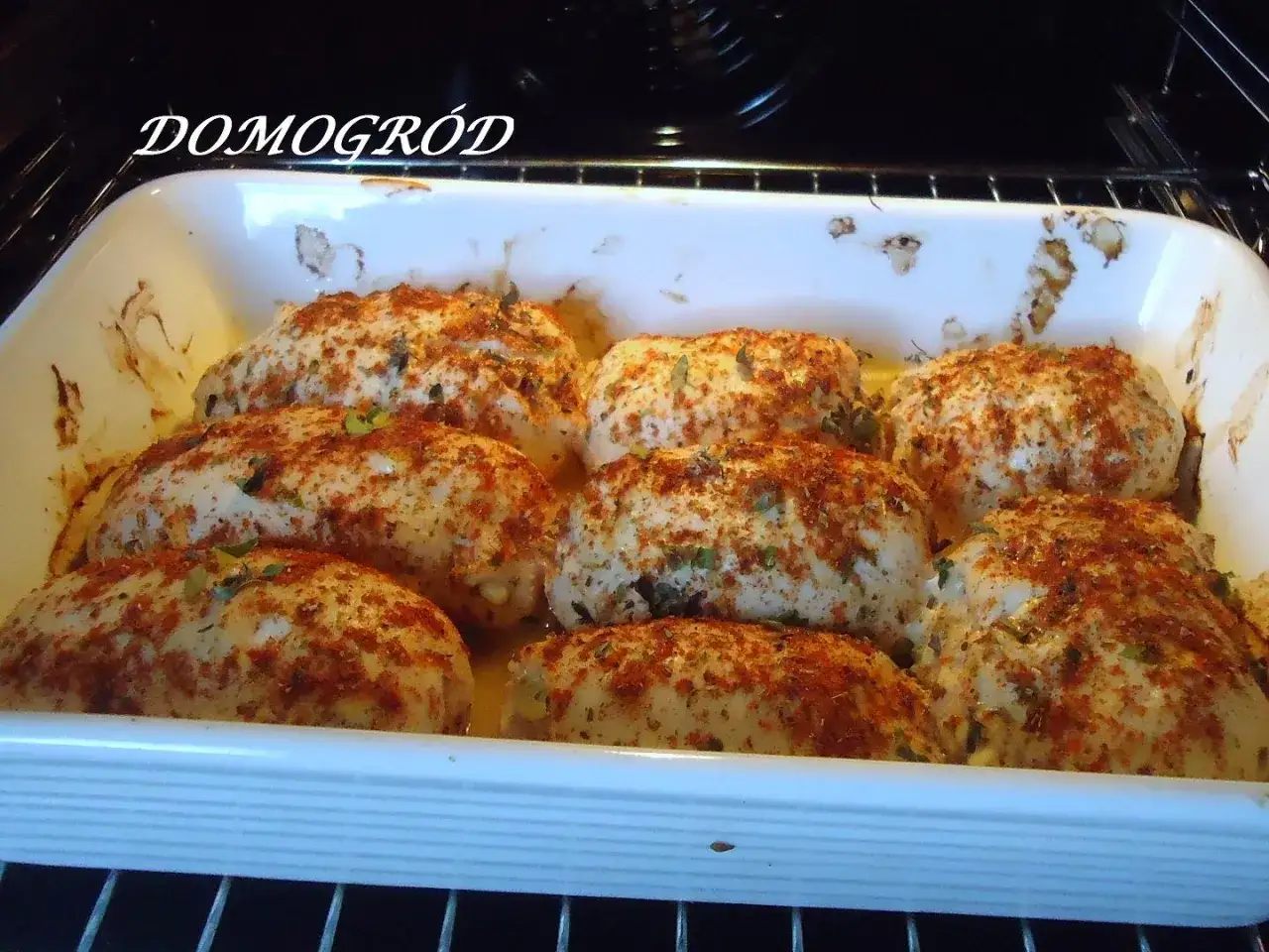 Roladki z kurczaka z pieczarkami i serem z piekarnika, doprawione ziołami i papryką, gotowe do pieczenia.