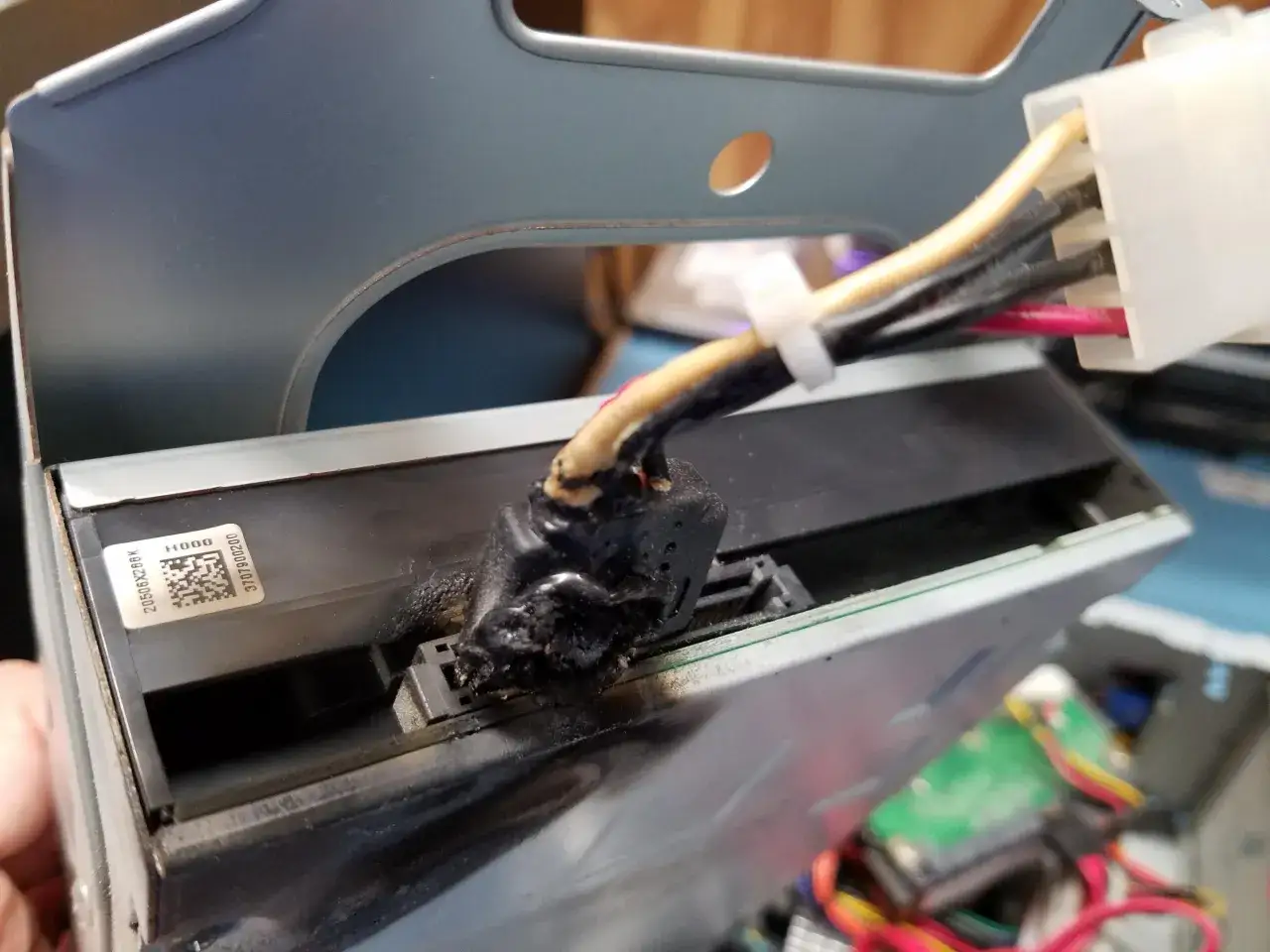 Złącza Molex i SATA w komputerze