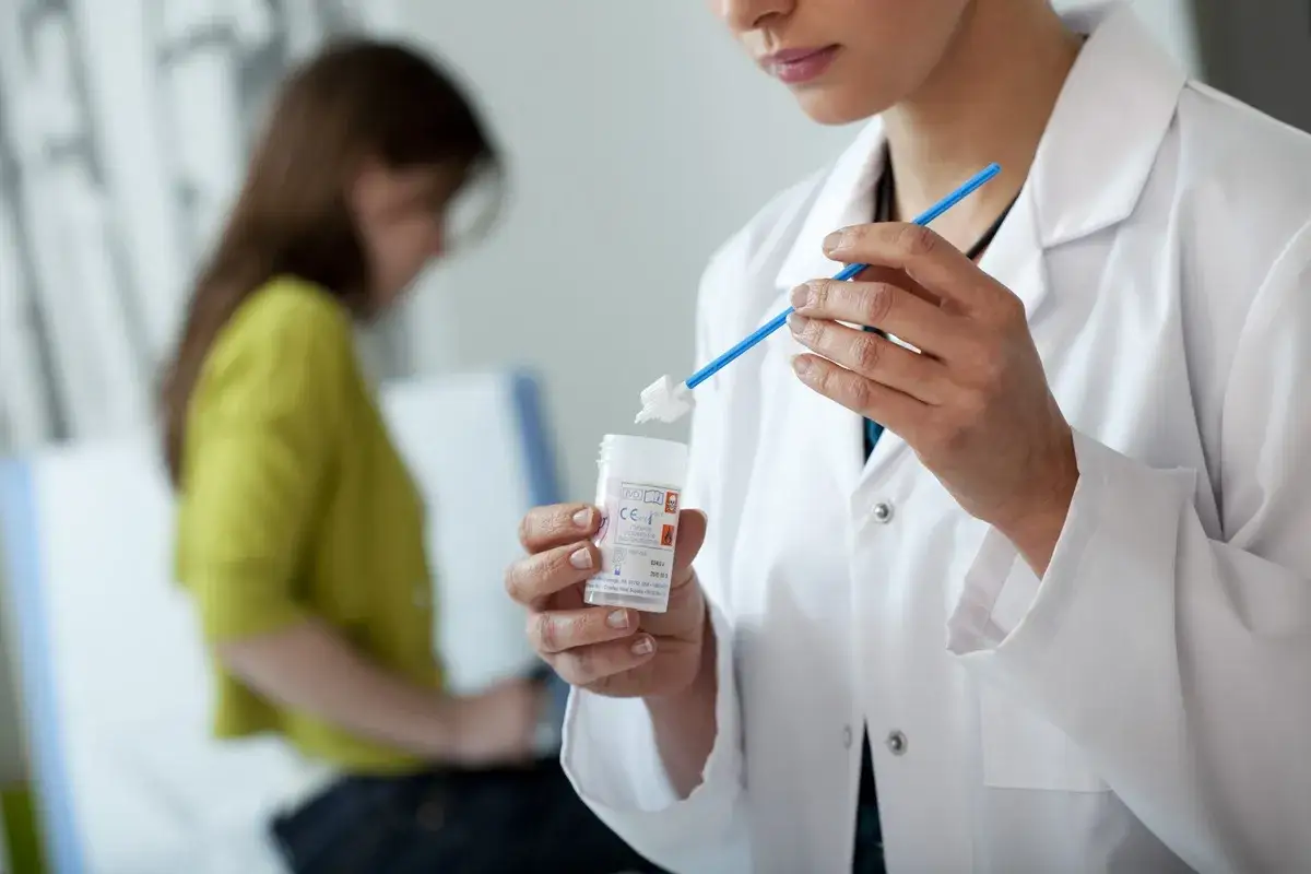 Lekarka przygotowuje próbkę do cytologii płynnej, która jest nowocześniejszą alternatywą dla cytologii zwykłej.