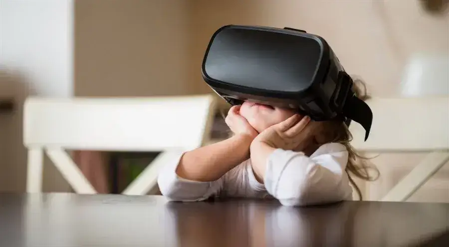 m&oacute;zg dziecka i gogle VR