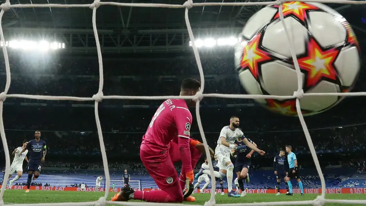 Piłka w siatce! Piłkarze świętują, a kibice zastanawiają się, ile jest rund kwalifikacyjnych do Ligi Mistrzów.