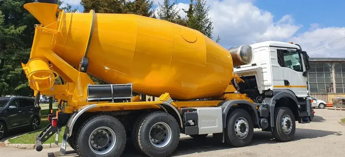 Betonomieszarka na budowie z betonem