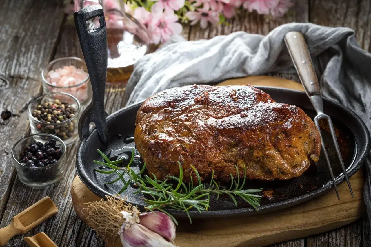 Soczysta, pieczona karkówka w żeliwnej patelni, z rozmarynem i czosnkiem. Idealna na obiad.