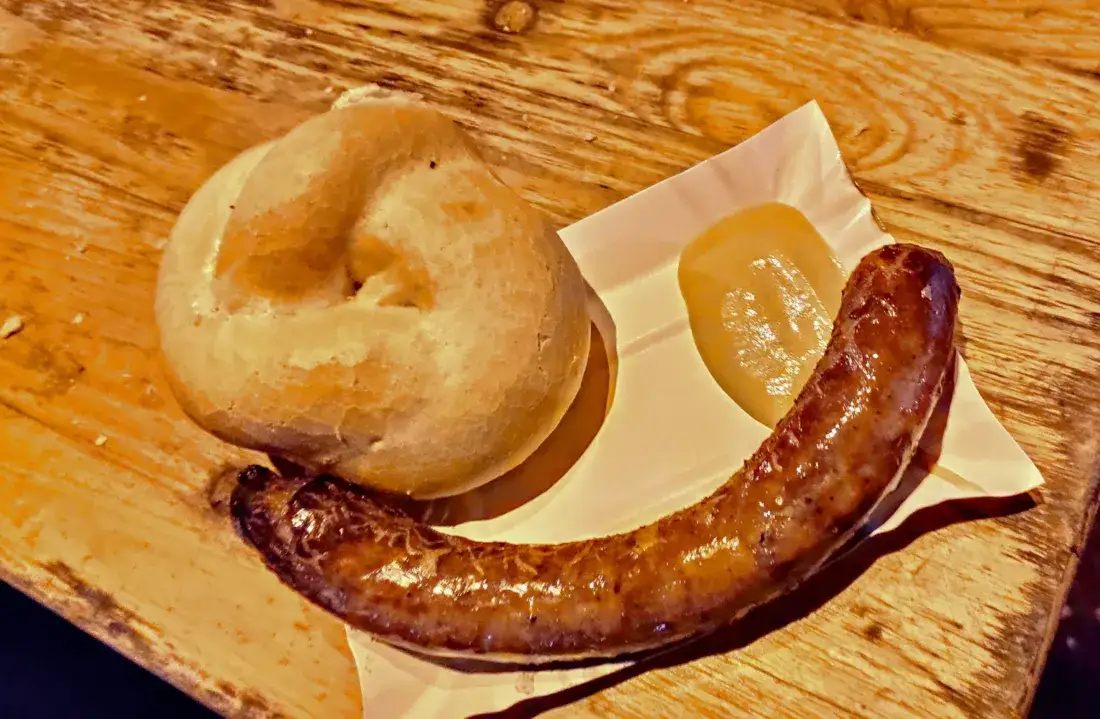 Kiełbasa z Niebieskiej Nyski z bułką i musztardą na talerzu