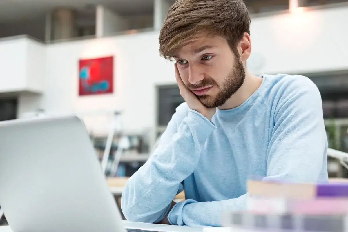 studentka nadrabiająca zaległości w nauce, różnice programowe na studiach