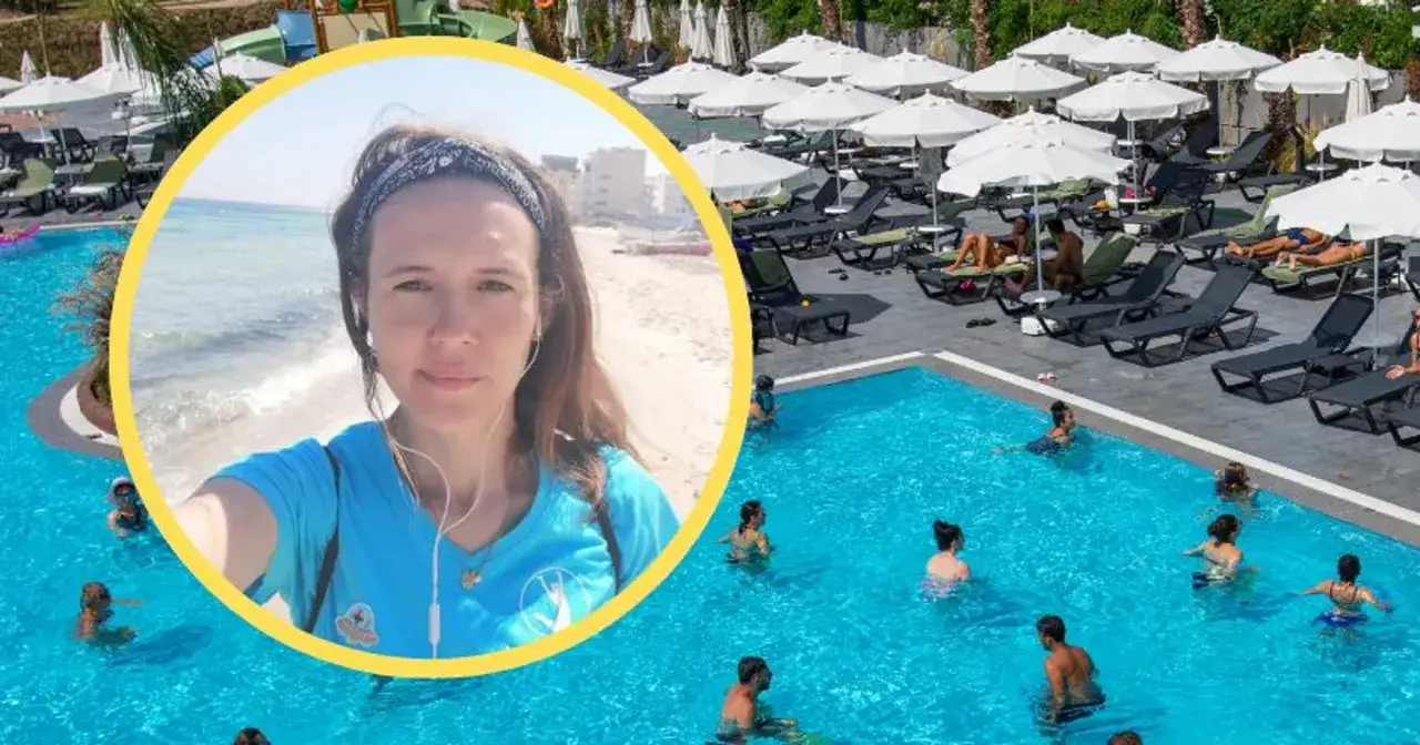 Kobieta w okręgu na tle basenu i plaży. Zastanawia się, ile zarabia animator w Turcji, pracując w takim miejscu.