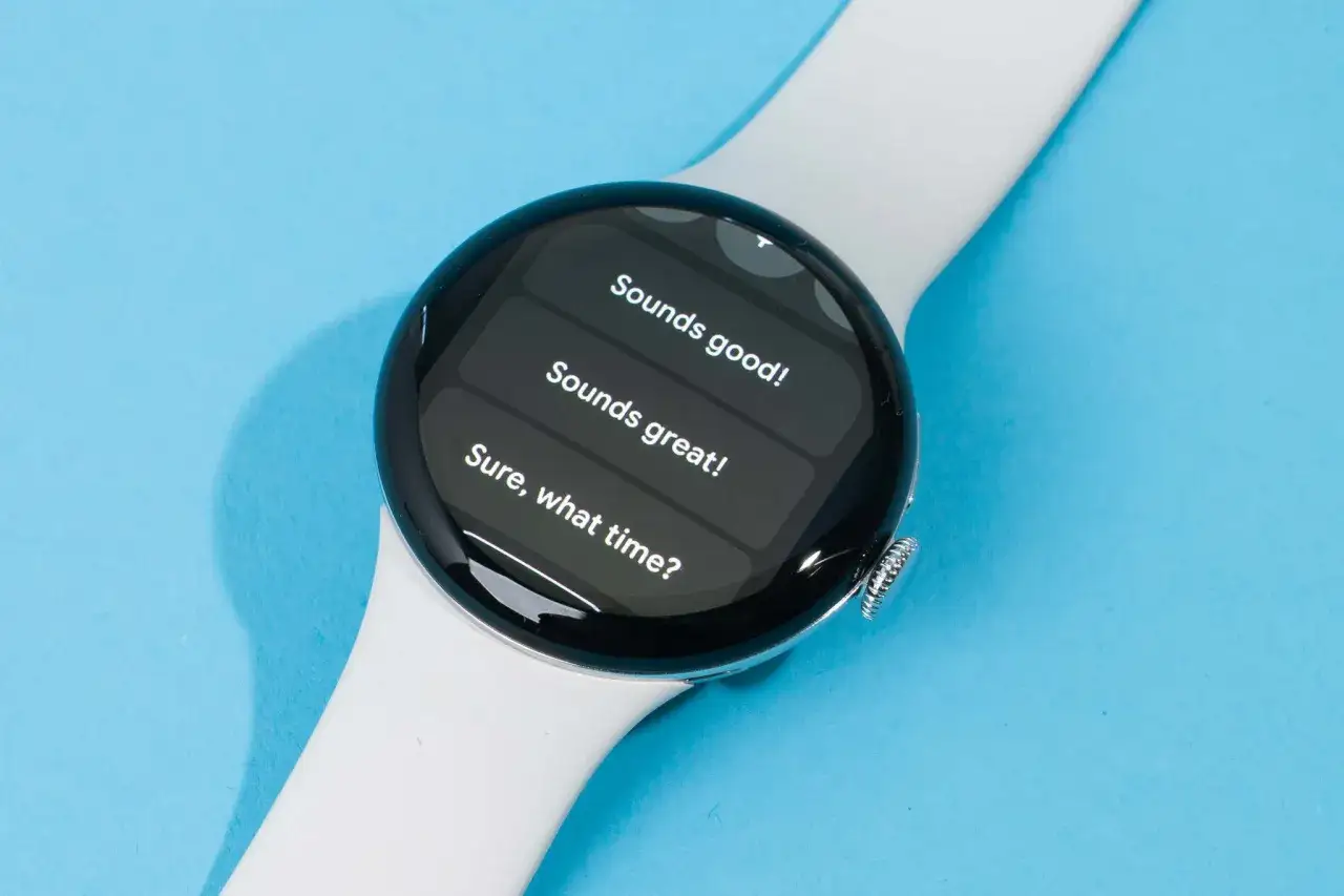 Smartwatch z białym paskiem pokazuje opcje odpowiedzi: 