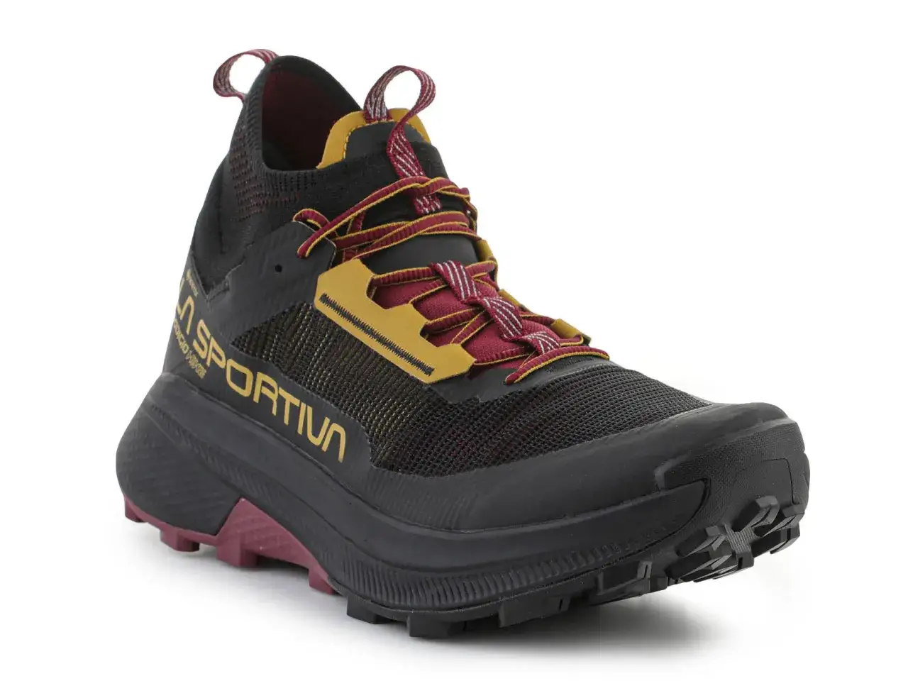 Czarny but trekkingowy La Sportiva z bordowymi i złotymi akcentami. Idealny do impregnacji, by chronić stopy w każdych warunkach.