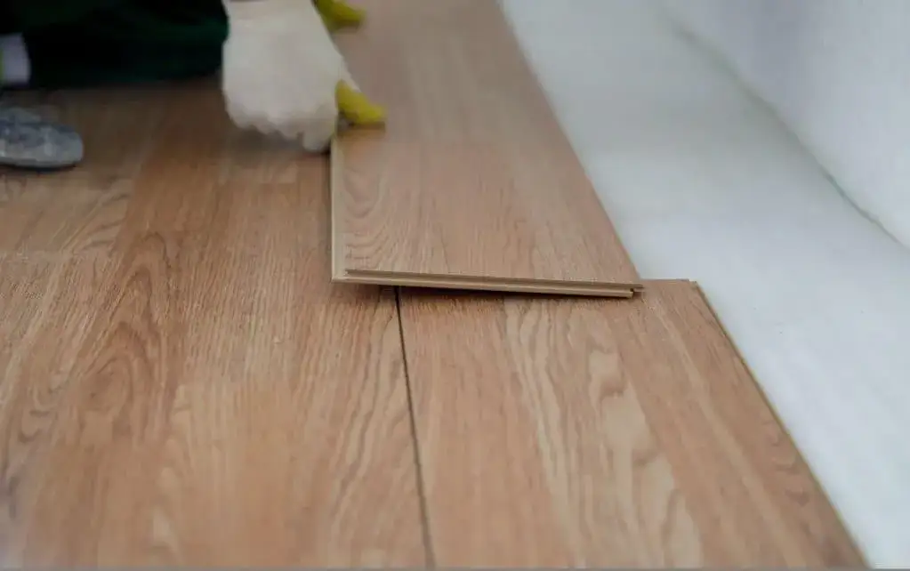 Zdjęcie Jak samemu położyć panele podłogowe i uniknąć najczęstszych błędów