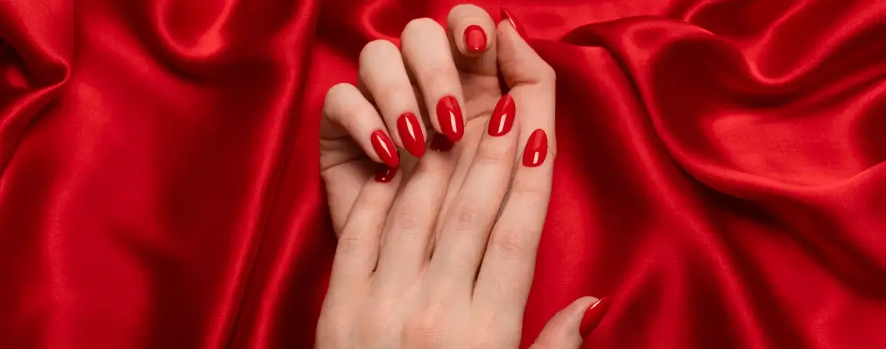 Zdjęcie Jaki kolor paznokci do czerwonej sukni, aby wyglądać olśniewająco?