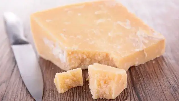 Zdjęcie Ile kalorii ma parmezan? Zaskakujące wartości odżywcze sera
