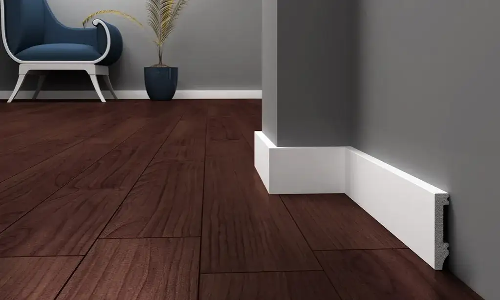 Zdjęcie Jaki kolor listew przypodłogowych do białych drzwi, aby uniknąć błędów?