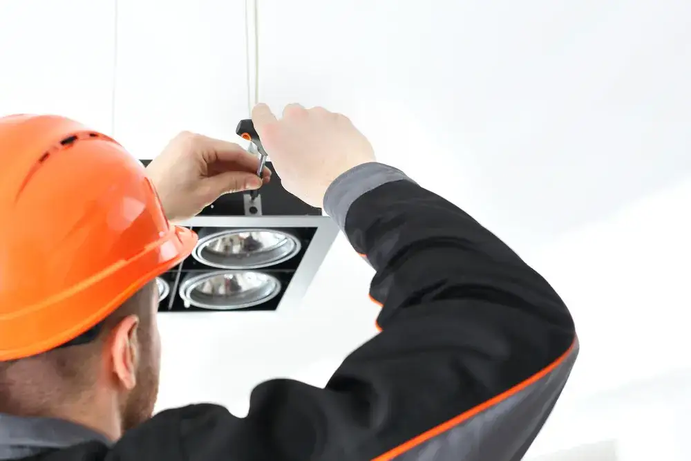 Zdjęcie Jak podłączyć lampę sufitową: 5 kroków do bezpiecznego montażu