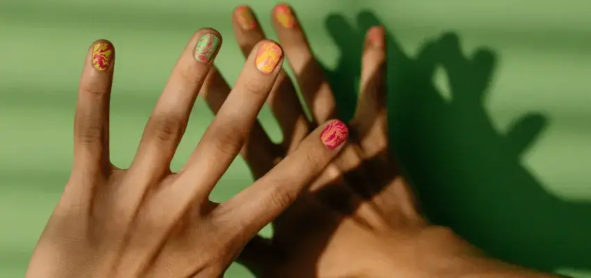 Zdjęcie Hybryda vs żel: kluczowe różnice, zalety i wady manicure