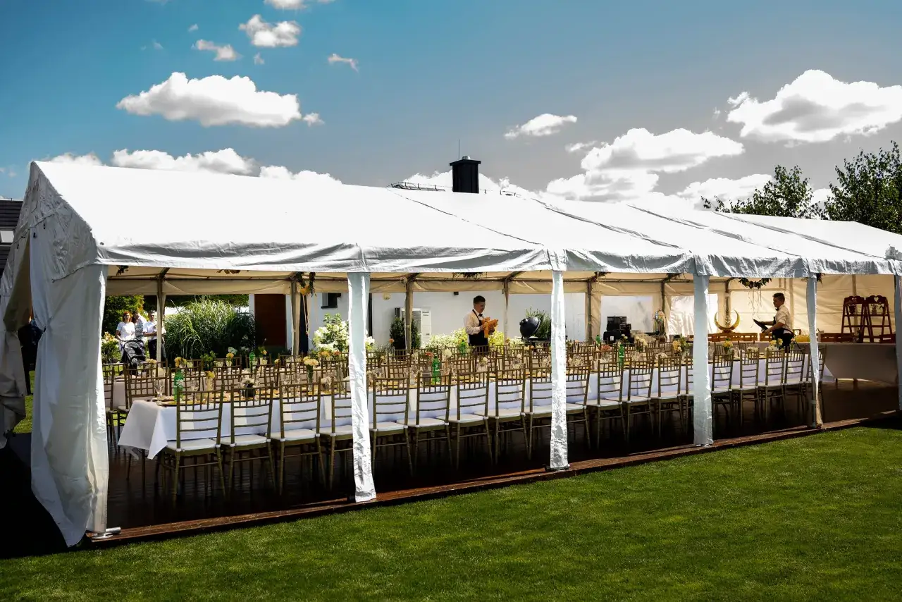 Zdjęcie Ile kosztuje wynajem namiotu na komunie? Ceny i ukryte koszty