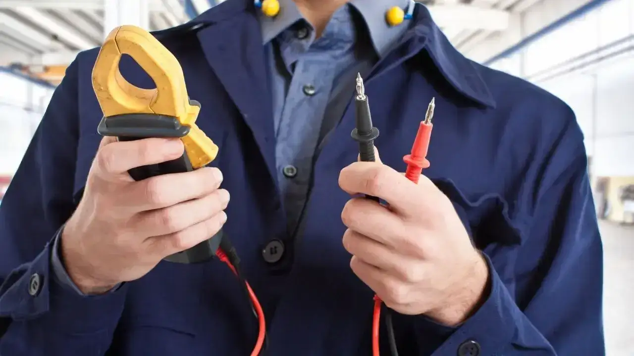 Zdjęcie Ile zarabia elektryk na godzinę? Zaskakujące stawki w Polsce