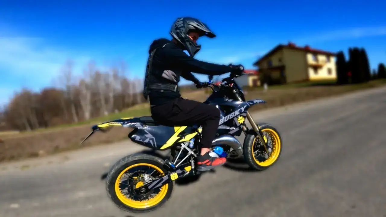 Zdjęcie Husqvarna WR 125 Supermoto - idealny wybór do jazdy w mieście i na torze