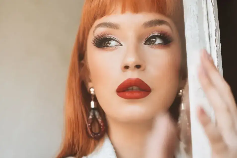 Zdjęcie Mikro grzywka dla kogo? Sprawdź, czy to fryzura dla ciebie!