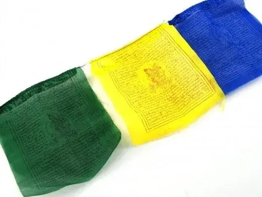 Zdjęcie Flagi modlitewne w buddyzmie – ich znaczenie i prawidłowe wieszanie