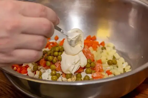 Zdjęcie Ile sałatka może stać w lodówce? Uniknij zepsucia i zatrucia!