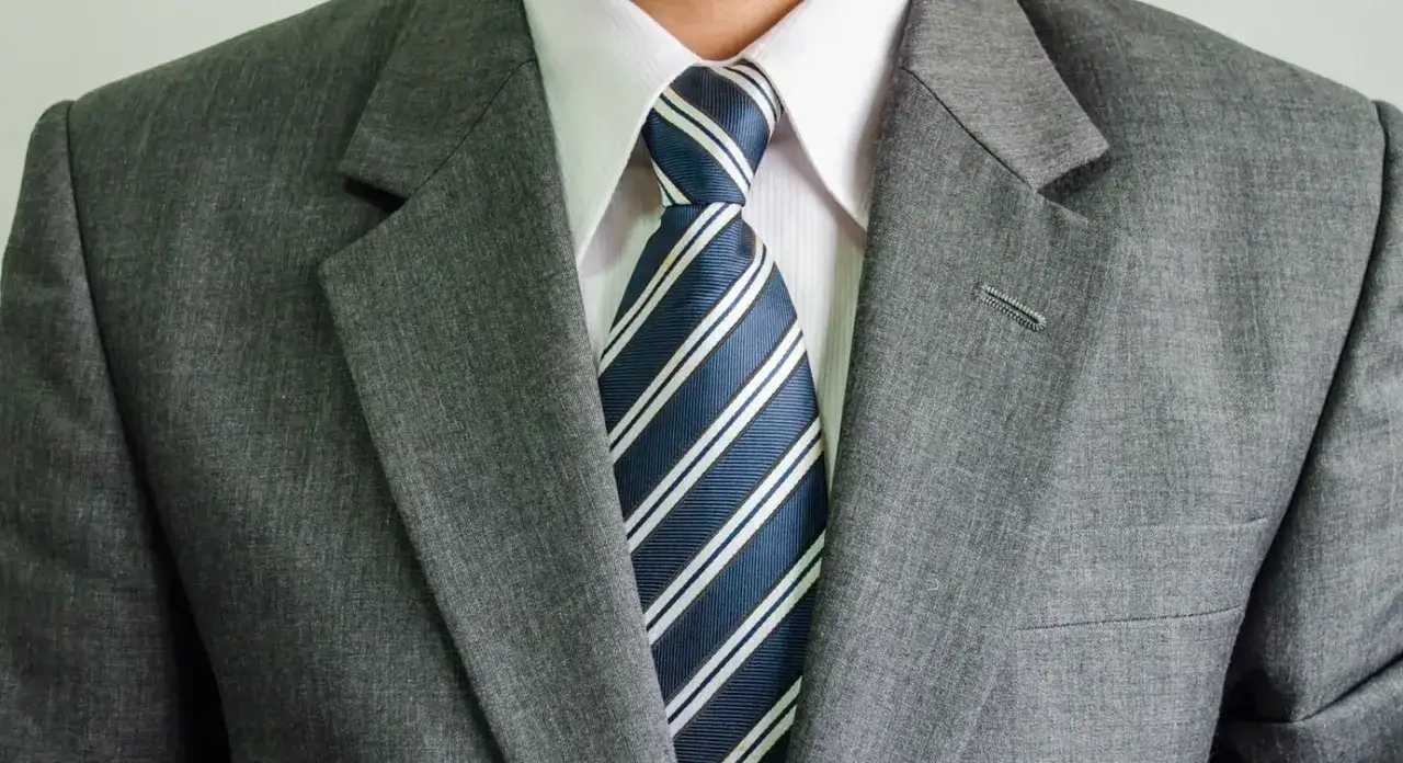 Zdjęcie Najbardziej uniwersalne krawaty do szarego garnituru, które musisz poznać