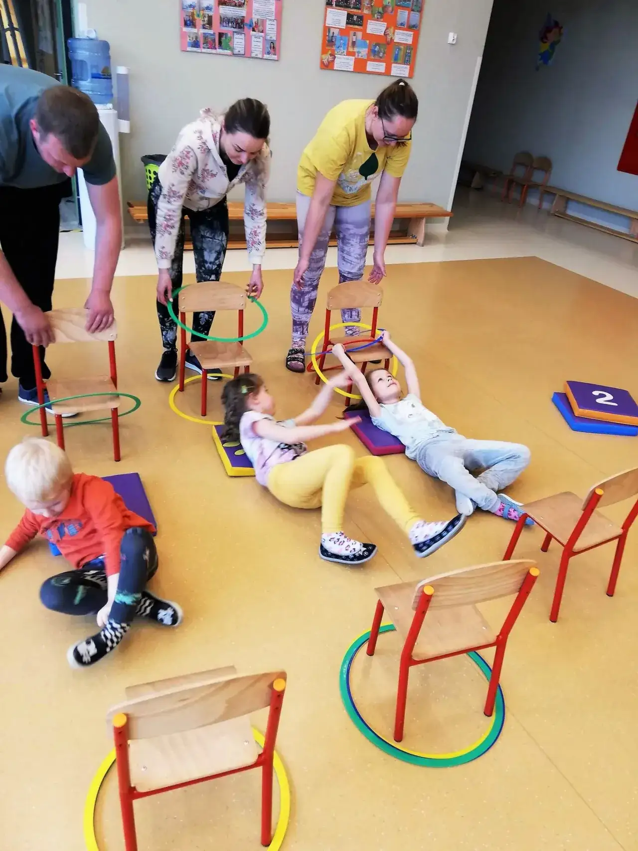 Zdjęcie Zabawy integracyjne z rodzicami w przedszkolu, które zbliżają do siebie