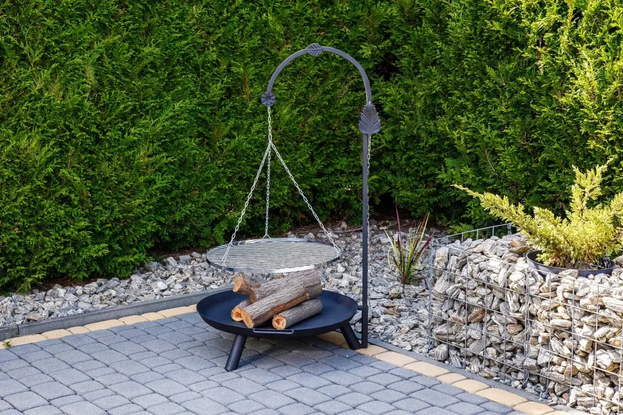 grill na wysięgniku tr&oacute;jn&oacute;g i żuraw