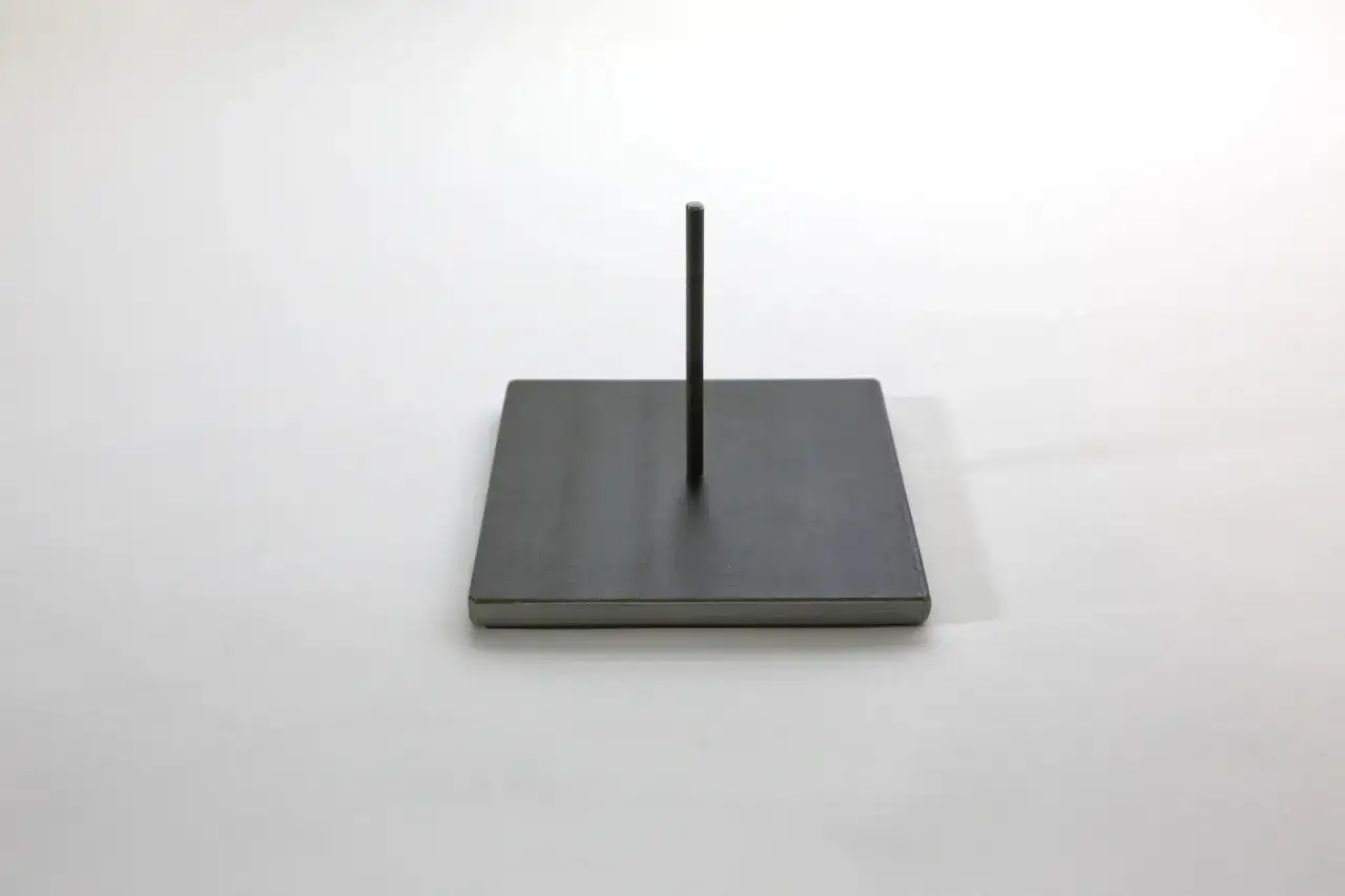 Ma&szlig;gefertigter Metallsockel f&uuml;r Skulptur